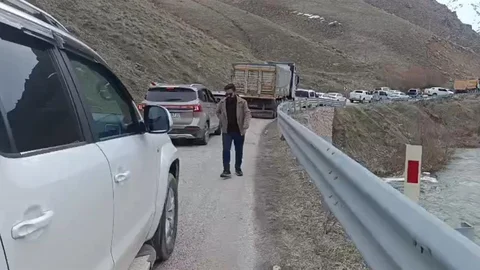 Yüksekova'da Heyelan Ulaşımı Aksattı