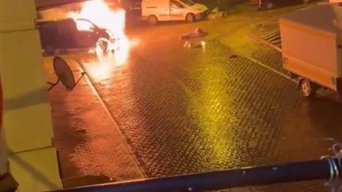 Başakşehir'de Araç Yangını Görüntülendi