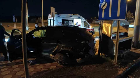 Batman'da İki Araç Kafa Kafaya Çarpıştı