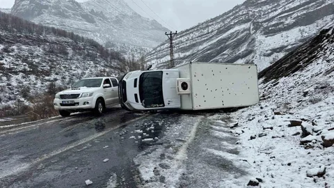Şırnak'ta Kamyonet Devrildi