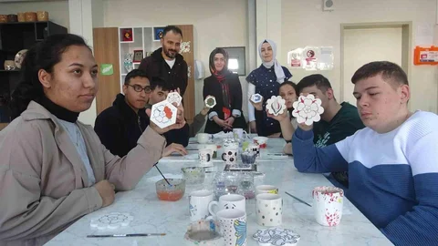 Özel Öğrenciler Çini Sanatında Yeteneklerini Gösterdi