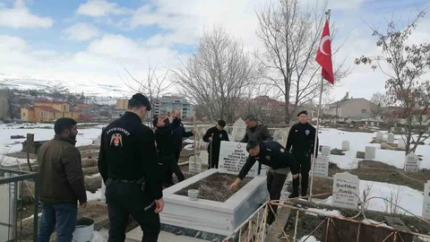 Kahraman Şehitlerin Hatırasına Saygı