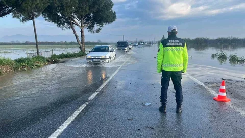 Menderes Nehri Taşarak Yolu Kapattı