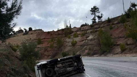 Denizli'de Pikap Devrildi