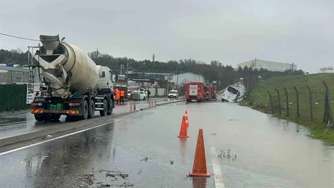 Eyüpsultan'da Servis Aracı Su Kanalına Düştü