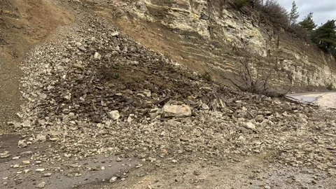 Bursa'da Heyelan Yolu Kapatıyor