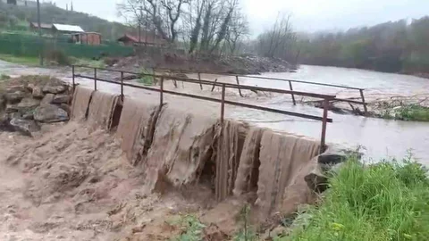 Bursa'da Aşırı Yağışlar Köprüyü Kapatıyor