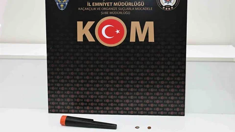Kırşehir'de Araçta Tarihi Sikkeler ve Uyuşturucu Bulundu