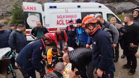 Artvin'de Uçuruma Yuvarlanan Araçta Bir Yaralı