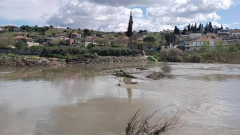 Büyük Menderes Nehri'nde Taşköprü Sular Altında Kaldı