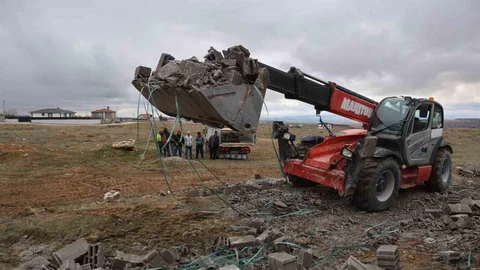 Kırşehir'de Briket Yüklü Kamyon Devrildi