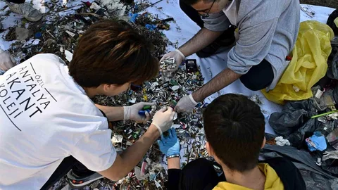 Antalya'da Öğrenciler Bilimsel Temizlik Yaptı