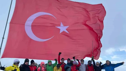Trabzon'da Türk Bayrağı Yenilendi