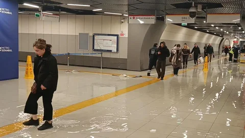 Yenibosna Metro Durağını Su Bastı