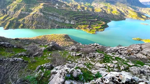 Ayı Nevruzu Gerger Kayalıklarını Renklendiriyor