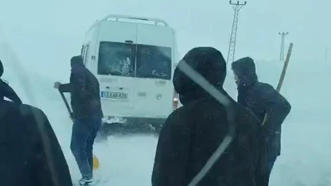 Yüksekova'da Kar Mahsur Kalma Olayı