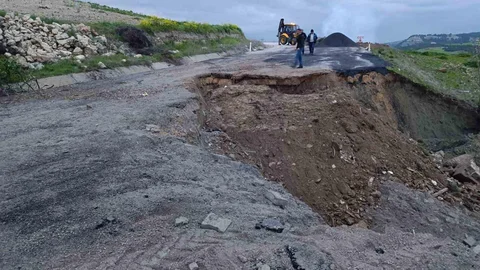 Manisa'da Karayolu Çöktü