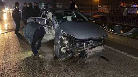 Otomobil Bariyerlere Çarptı: 2 Yaralı
