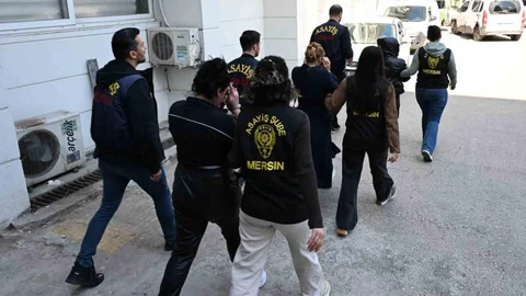 Mersin'de Hırsızlık Şüphelileri Minibüste Yakalandı