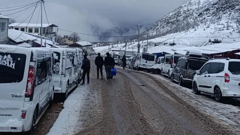 Hakkari'de Sınırda Bekleyenler Zor Durumda