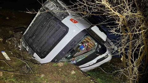 Adıyaman'da Tır Devrildi, Sürücü Yaralandı