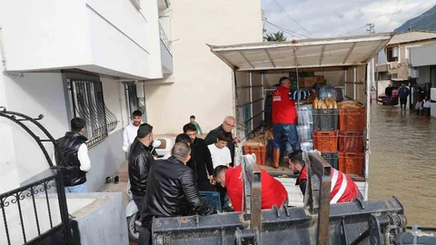Manisa'da Mahsur Kalanlara Yardım