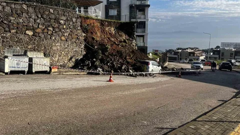 Mudanya'da İstinat Duvarı Çöktü