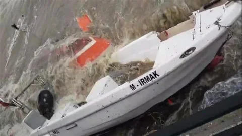 Gemlik'te Lodos ve Dalgalar Zarar Verdi