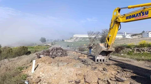 Manisa'da Yol Çökmesi Onarılıyor