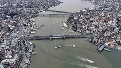 İstanbul'da Haliç'in Rengi Değişti
