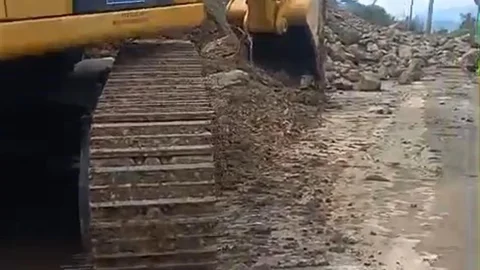 Bursa'da Heyelan Nedeniyle Yol Kapandı