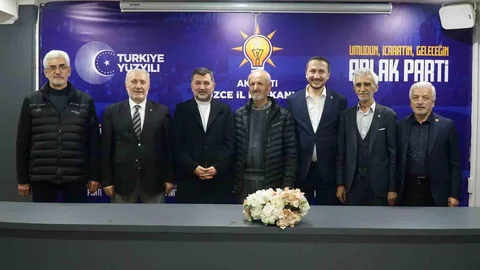 Düzce'de Emekli Eğitimciler AK Parti'ye Katıldı