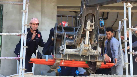 Antalya'da İnşaat İşçisi Düşerek Yaralandı