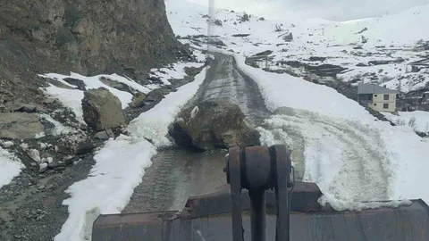Hakkari'de Düşen Kayalar Temizlendi