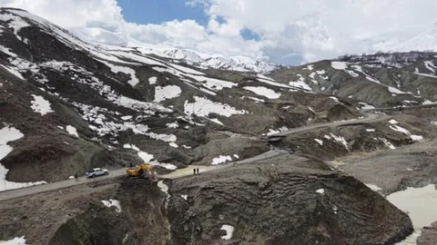 Bingöl'de Heyelan Sonrası Yol Çalışmaları Başladı