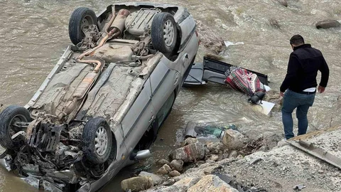 Ayancık'ta Otomobil Irmağa Düştü