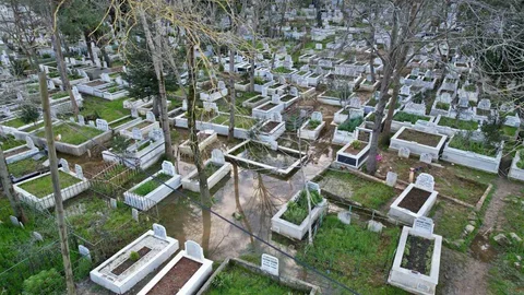 Arnavutköy Mezarlığı Sular Altında Kaldı