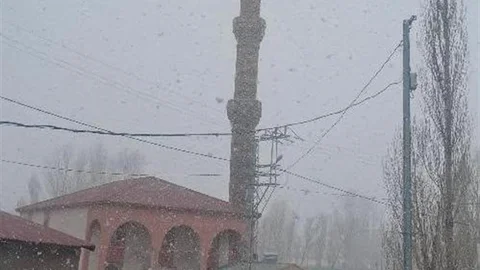 Diyadin'de Nisan Ayında Kar Yağışı