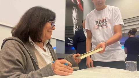 Latife Tekin İzmir'de Öğrencilerle Buluştu