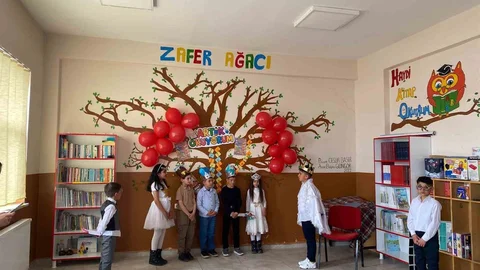 Kars'ta Öğrencilerden Renkli Tiyatro Gösterisi