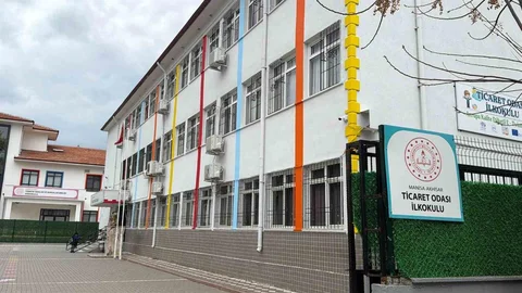 Manisa'da Sınıf Tavanı Düştü