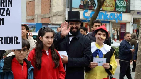 İzmit'te Edebiyat Kahramanları Sokaklarda