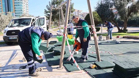 Efeler'deki Park Yenileme Çalışmaları Devam Ediyor