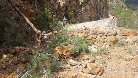 Adana Feke-Saimbeyli Yolu Heyelan Nedeniyle Kapandı