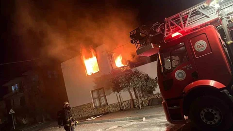 Antalya'da Yangın, İki Çocuk Hastaneye Kaldırıldı