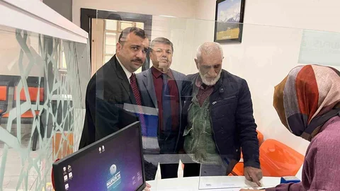 Afyonkarahisar'da Vatansız Aileye Kimlik Verildi