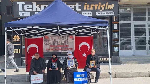 Muş'ta Evlat Nöbeti Devam Ediyor