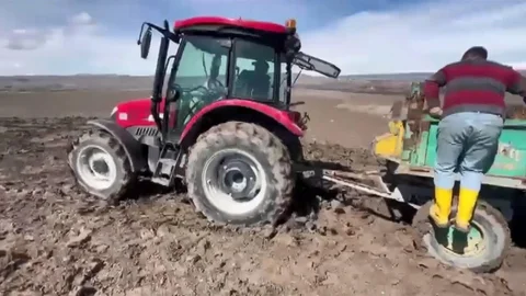 Kars'ta Traktörler Çamura Saplandı