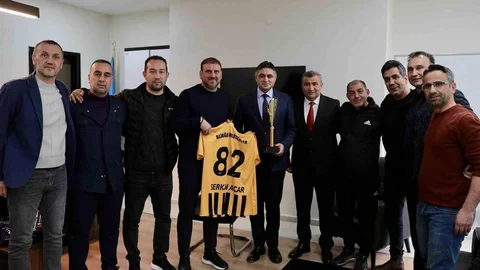 Aliağa Masterler Kupasını Başkan Acar’a Sundular