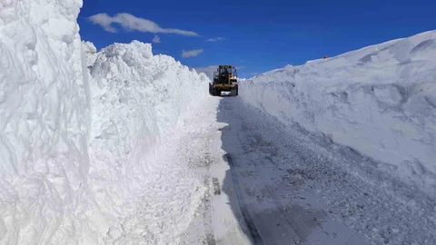 Van'da Yol Açma Çalışmaları Sürüyor